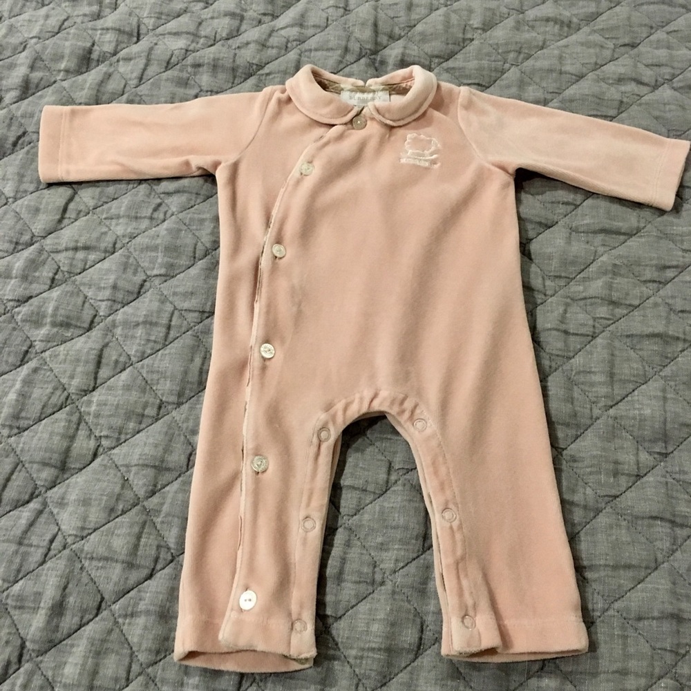 ⬇️ Burberry pink velvet sleep suit, 6 months